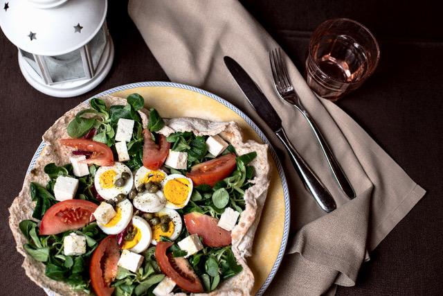 Piadina aperta con verdure fresche, uova e formaggio
