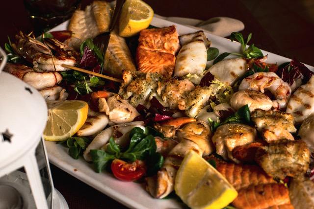 Grigliata mista di pesce del CTS con salmone, calamari e gamberi