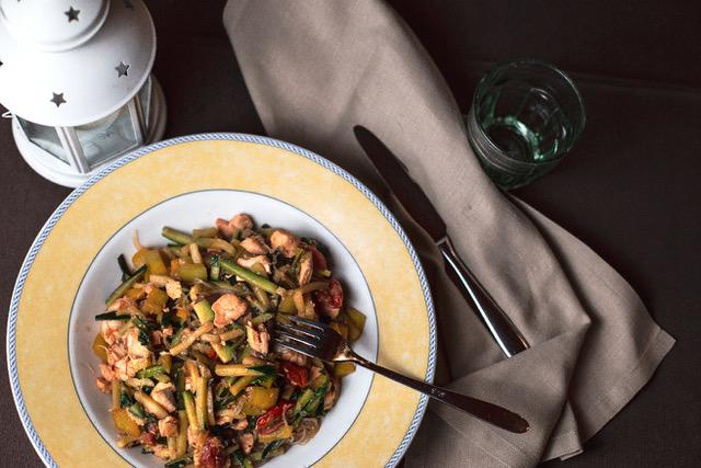 Straccetti con zucchine e verdure in padella